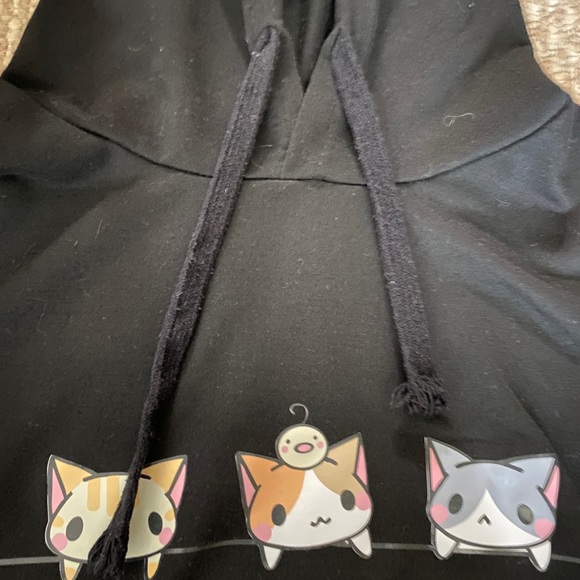 Cropped hoodie with cat sticker - Picture 3 of 4